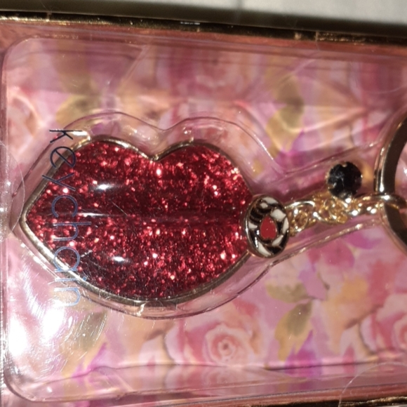 Red Lips Key Chain - Picture 2 of 3